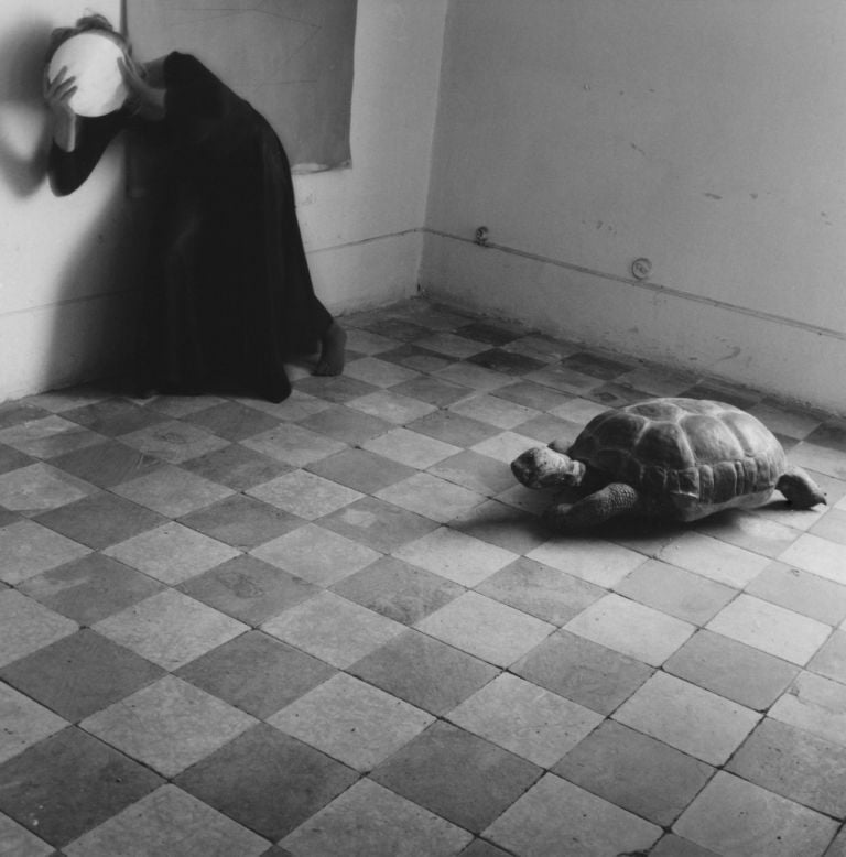 Francesca Woodman, Yet another leaden sky, 1977, stampa alla gelatina ai sali d’argento. Courtesy Mario Trevisan & the Estate of Francesca Woodman