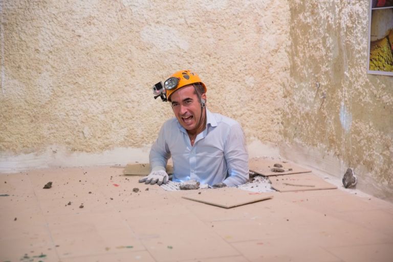 Gianluca Minin che sbuca dal sottosuolo negli spazi di Interno A14 del Percorso Via delle Memorie Galleria Borbonica. Photo Vincenza Donzelli