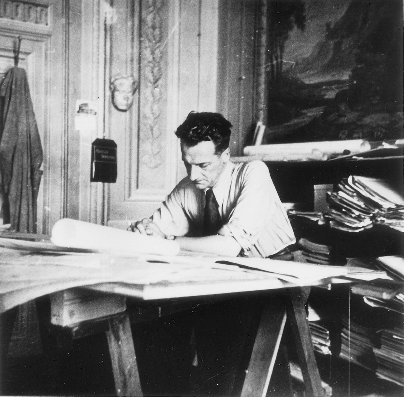 Giovanni Michelucci nello studio, anni '40. Courtesy Archivio Fondazione Giovanni Michelucci