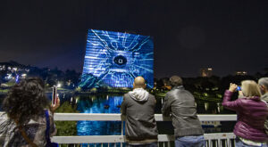 Enorme videomapping di Onionlab per Videocittà sul Palazzo Eni a Roma. I video