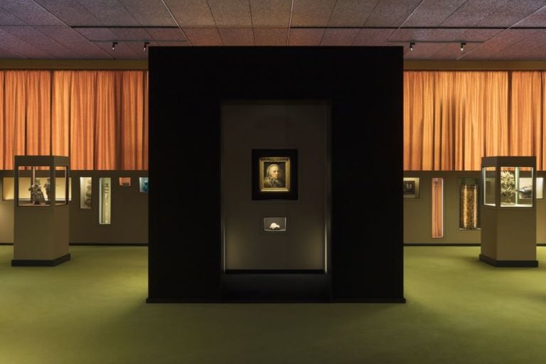 Il sarcofago di Spitzmaus e altri tesori. Exhibition view at Fondazione Prada, Milano 2019. Photo Andrea Rossetti. Courtesy Fondazione Prada