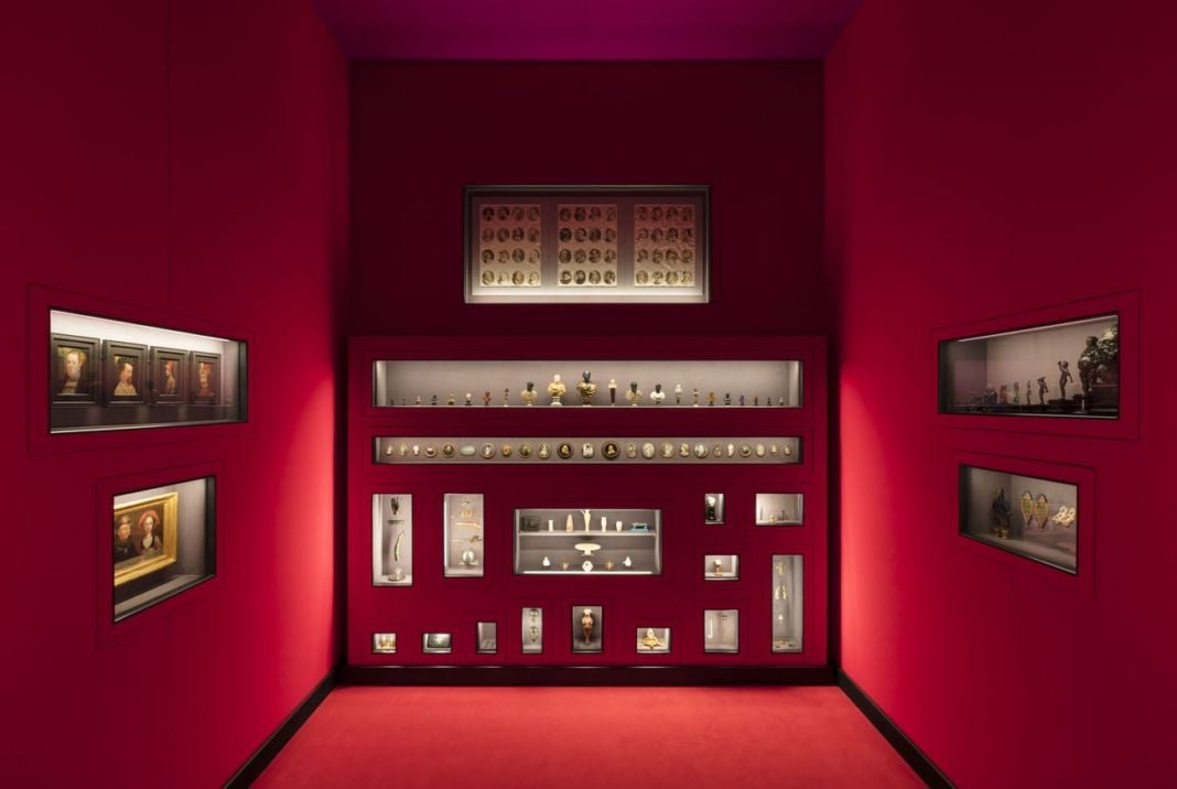 Il sarcofago di Spitzmaus e altri tesori. Exhibition view at Fondazione Prada, Milano 2019. Photo Andrea Rossetti. Courtesy Fondazione Prada