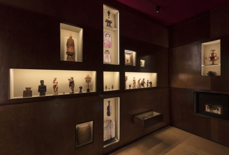 Il sarcofago di Spitzmaus e altri tesori. Exhibition view at Fondazione Prada, Milano 2019. Photo Andrea Rossetti. Courtesy Fondazione Prada