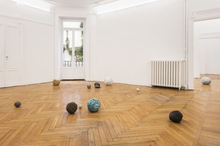 Jay Heikes, Before common era. Installation view at Federica Schiavo Gallery, Milano 2019. Photo © Andrea Rossetti, courtesy Jay Heikes and Federica Schiavo Gallery