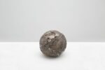 Jay Heikes, Minor Planet, 2017. Cast bismuth 12,7 x 12,7 x 12,7 cm. Courtesy Jay Heikes and Federica Schiavo Gallery