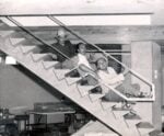 Lo studio D.B.B. (dall’alto verso il basso, Marcello D’Olivo, Edoardo Belgrado e Adelsi Bulfoni) durante la realizzazione del Villaggio del Fanciullo, Opicina, 1951. Courtesy Archivio D’Olivo, Gallerie del Progetto, Civici Musei di Udine