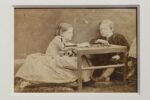 Lewis Carroll, The Game of Draughts. Charlotte Edith Denmann Arthur Denmann and Grace Denmann’s legs), 1863, stampa all’albumina. Courtesy Mario Trevisan
