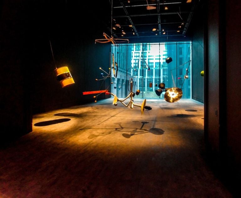MoMA, New York. Il nuovo Studio dedicato alle arti performative ospita Rainforest (Variation 1) (1973–2015), installazione sonora con materiali di scarto, ideata da David Tudor. Photo Maurita Cardone