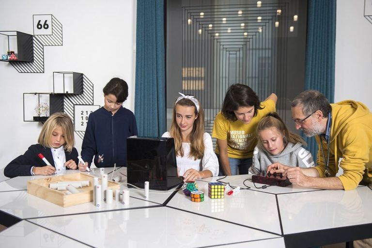 Museo Nazionale della Scienza e della Tecnologia Leonardo da Vinci di Milano. Attività nel Laboratorio Matematica. Photo © Maria Teresa Furnari – Museo Nazionale della Scienza e della Tecnologia