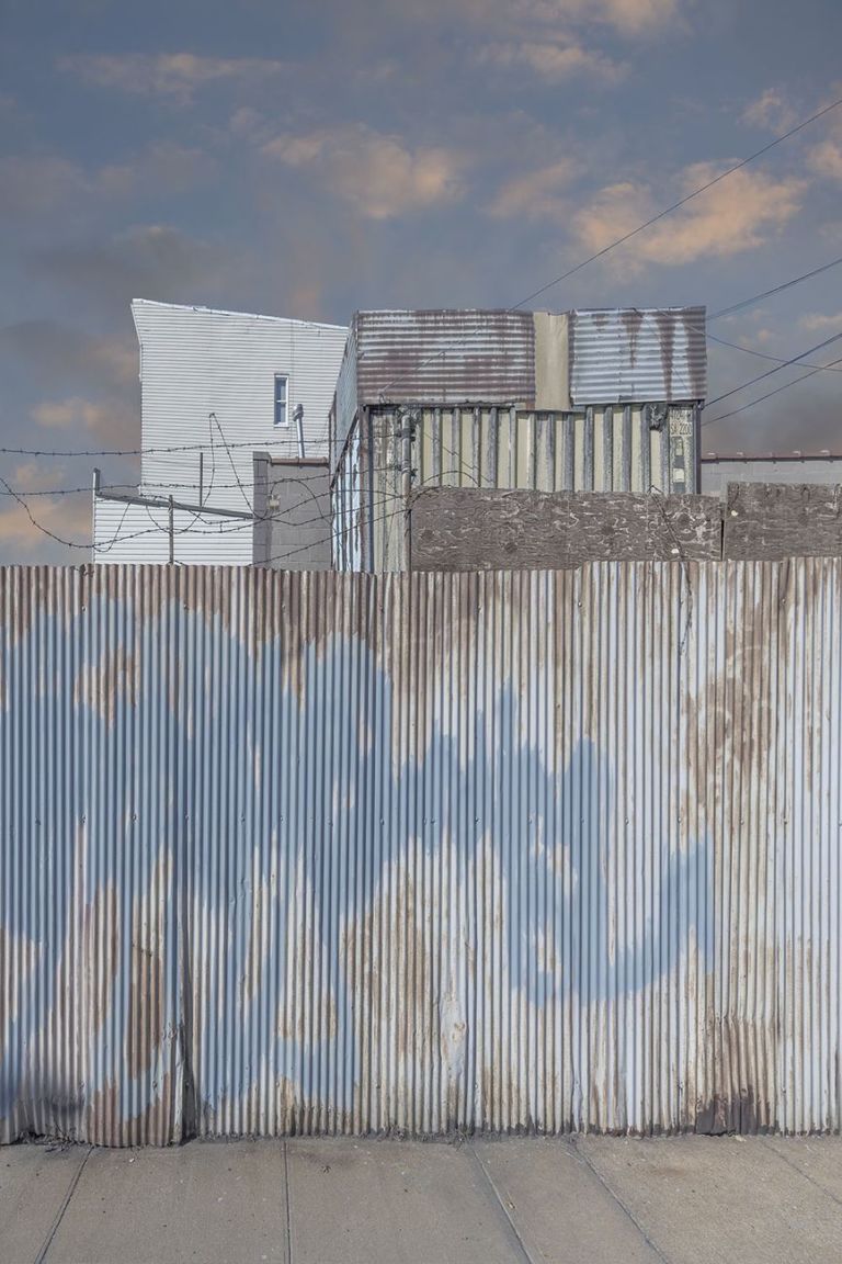 Marc Yankus, Fence in Greenpoint, 2017 © Marc Yankus. Courtesy the artist & ClampArt, New York City