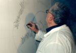 Marcello D’Olivo a Manzano mentre disegna il quadro per la CRUP, 1990. Courtesy Archivio D’Olivo, Gallerie del Progetto, Civici Musei di Udine