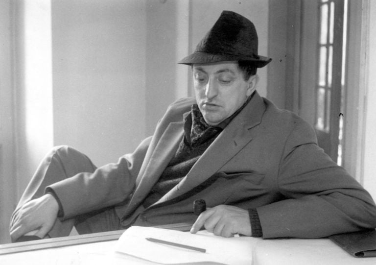 Marcello D'Olivo al lavoro nel suo studio di Trieste, 1953. Courtesy Archivio D’Olivo, Gallerie del Progetto, Civici Musei di Udine