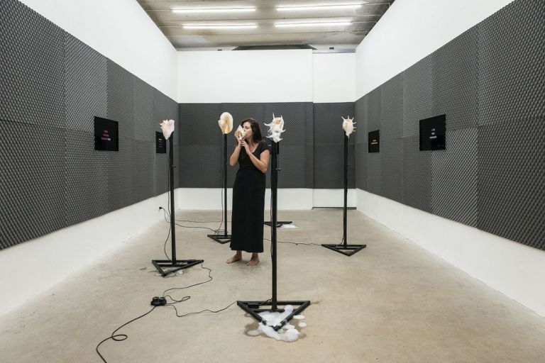 Marco Giordano. My mouth in your mind. Installation view at Frutta Gallery, Roma 2019, cantante/performer: Eleonora Gusmano