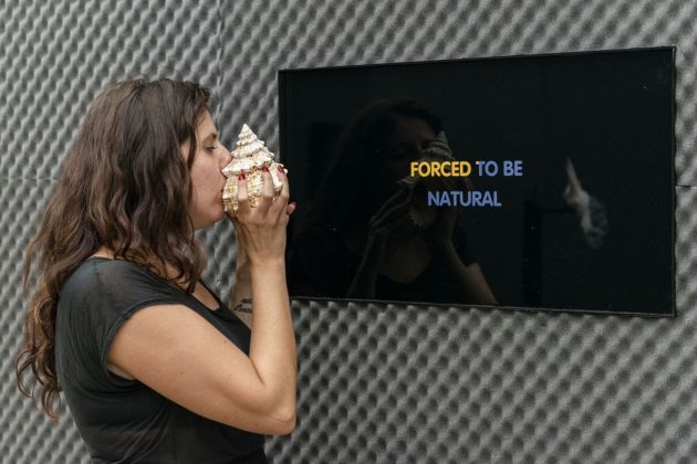 Marco Giordano. My mouth in your mind. Installation view at Frutta Gallery, Roma 2019, cantante/performer: Eleonora Gusmano