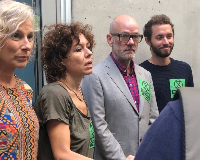 Michael Stipe e Giovanna Melandri con due rappresentanti di Extinction Rebellion, Maxxi, Roma, 2019