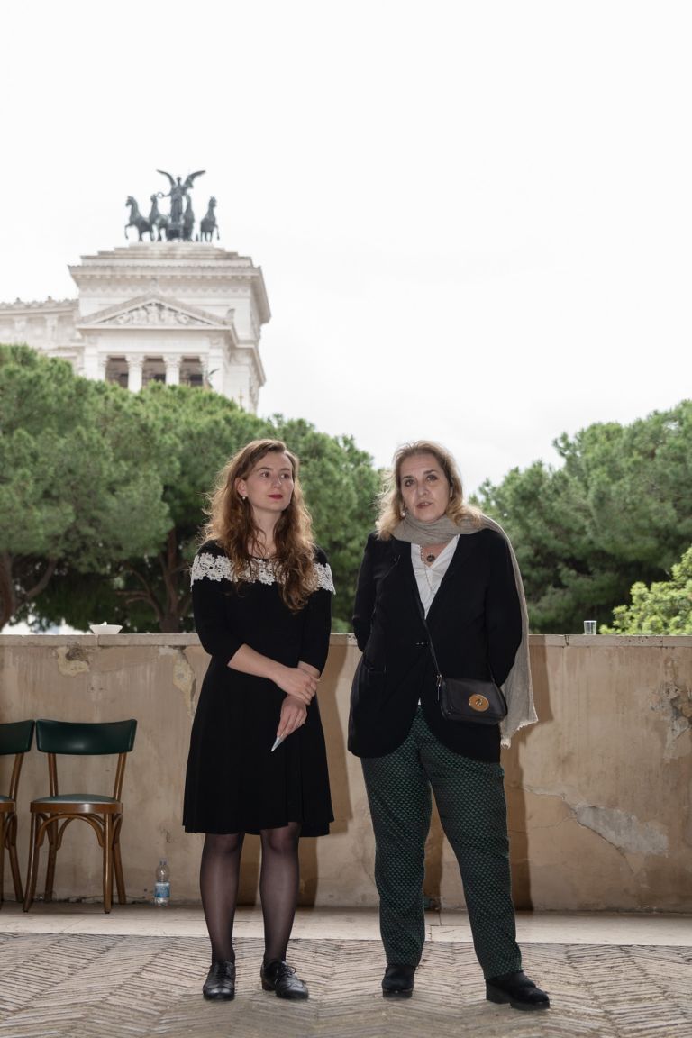 Tiziana D’Acchille con Angelica Speroni, Presidente della Consulta studentesca dell’Accademia di Roma e rappresentante nazionale degli studenti di Accademie e Isia – inaugurazione mostra “Presenza”, maggio 2019 - Ph. Bicajanu Constantin Mihai