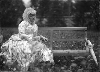 Pompeo Mariani, Lastra fotografica con Giulia Bianchi in posa per “Mia madre in giardino”. Archivio Pompeo Mariani, Milano © Giovanni Pitscheider