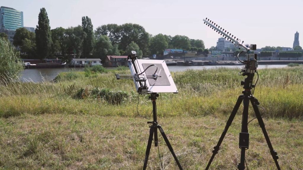 WiFi Impressionist. L’installazione robotica di Richard Vjgen che dipinge en plein air