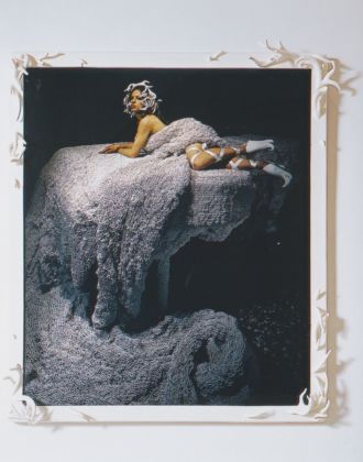 Sissi, La di piano, 2002, foto da performance, Querini Stampalia, Premio per l’Arte Furla, maglia di plastica, ceramiche smaltate, 250x200x100 cm. Courtesy dell’artista. Photo Ela Bialkowska