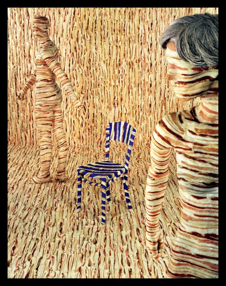 Sandy Skoglund, Body Limits, 1992, stampa a colori su carta cibachrome applicata su alluminio. Courtesy collezione Mario Trevisan & Paci Contemporaney Gallery