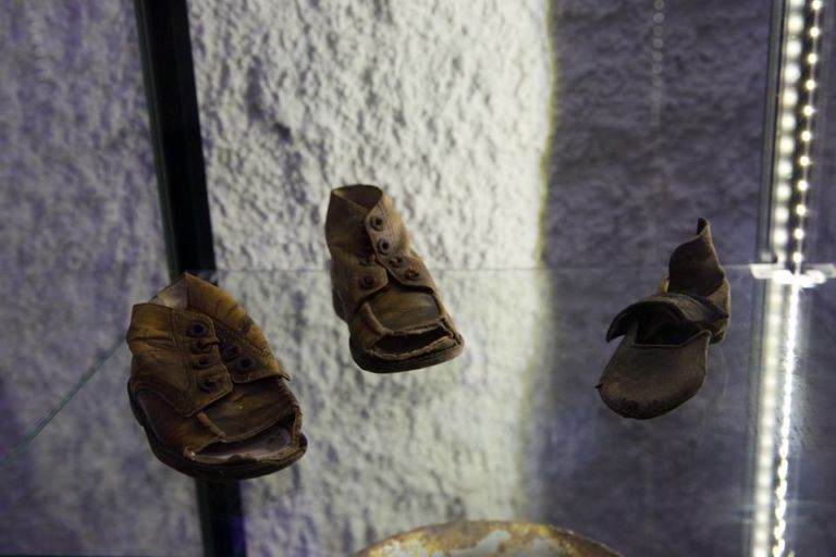 Scarpe ritrovate durante le fasi di scavo. Museo Seconda Guerra Mondiale. Photo Gianluca Minin