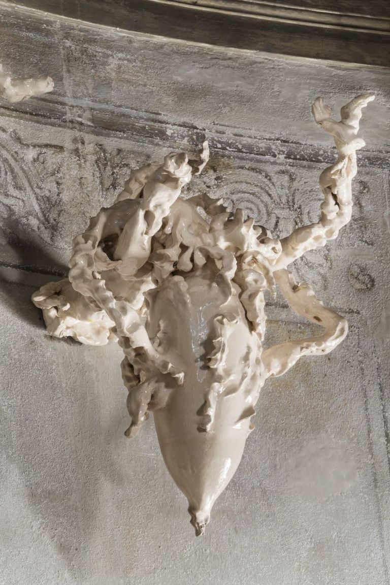 Sissi, Germogli Ossei, 2016 e 2019, ceramica smaltata, dimensioni variabili. Palazzo Benti voglio. Collezione Privata, Bologna. Photo Michele Sereni