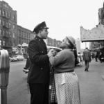 Vivian Maier, Armenian woman fighting on East 86th Street, New York, settembre 1956