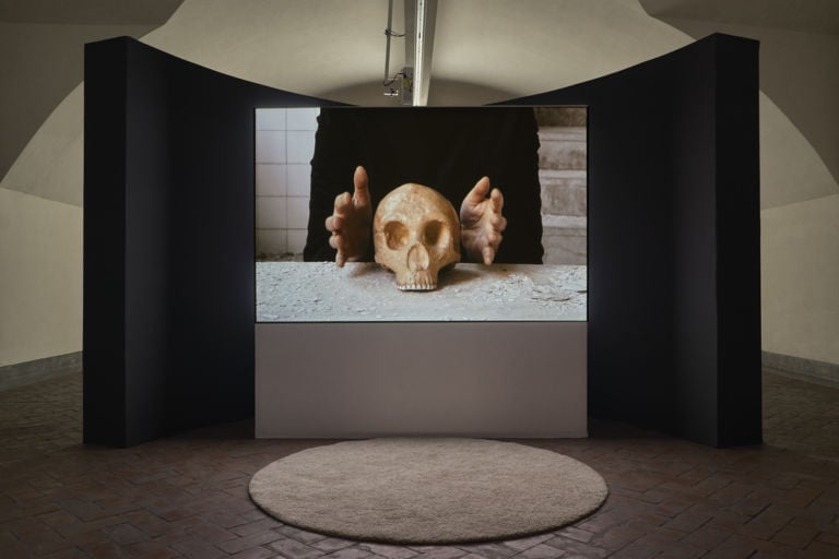 Marina Abramović, The Kitchen: Vanitas, Gijon, Spagna, agosto 2009, Video, 6’ 09”.