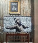 bansky1 Banksy colpisce a Londra. Nuova opera in vetrina in negozio in disuso
