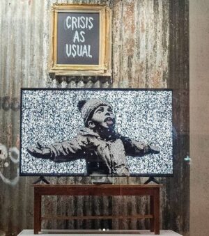 Banksy colpisce a Londra. Nuova opera in vetrina in negozio in disuso