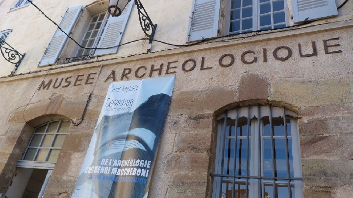 Paura al Museo Saint Raphael: uomo è asserragliato all’interno. Scritte arabe sui muri