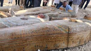 Più di 20 sarcofaghi perfettamente conservati tornano alla luce a Luxor