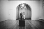 “Emilio Prini. Un’ora di 60 minuti”, Galleria Toselli, Milano, 1984. Franco Toselli ed Emilio Prini in galleria. Photo © Giorgio Colombo, Milano