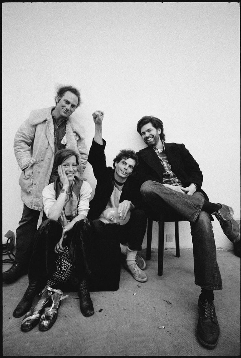 “Joan Jonas. Video Performance Films”, Galleria Toselli, Milano, 1973. Richard Serra, Joan Jonas, Richard Tuttle e Mel Bochner in galleria. Photo © Giorgio Colombo, Milano