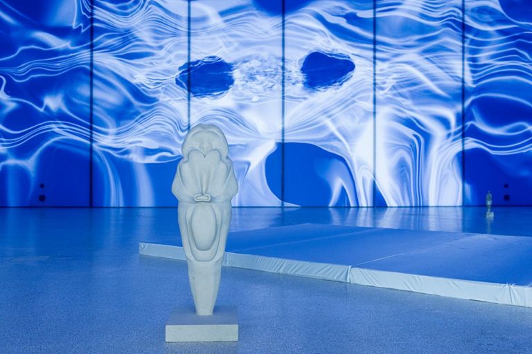 Marguerite Humeau, Oscillations, Museion 2019. Foto Luca Meneghel In primo piano/VG/front: Venus of Frasassi, A 10-year-old female human has ingested a rabbit’s brain, 2018. Collection of KAWS