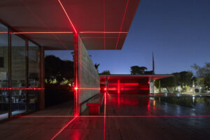 Una geometria di luce per riscoprire la Farnsworth House di Mies van der Rohe
