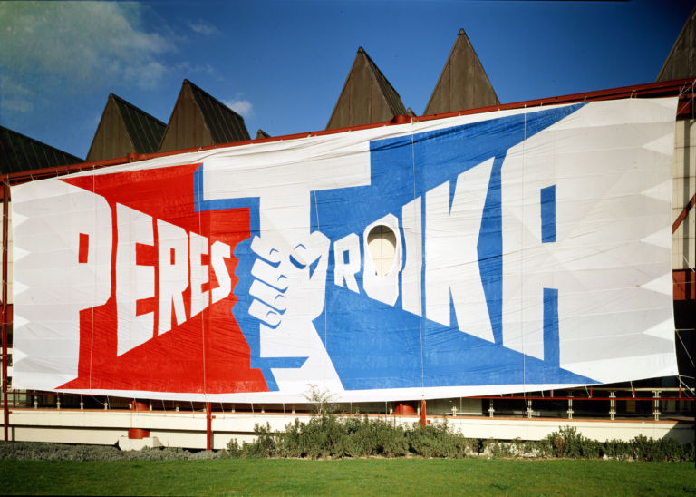 Erik Bulatov Perestroika , 1989 Progetto originale sulla facciata del / original project displayed on the facade of the Centro Pecci Foto / photo © Carlo Gianni