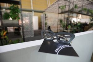 Cristian Chironi disegna una capsule collection di occhiali per Vanni. E la presenta ad Artissima