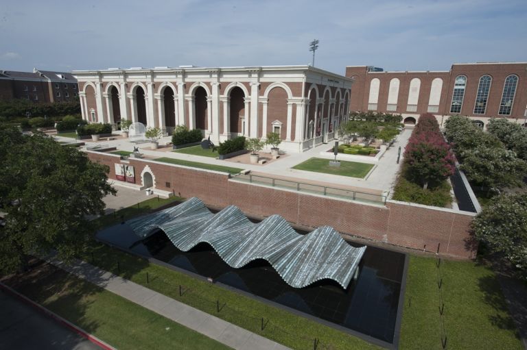 Exterior of the Meadows Museum, with Santiago Calatrava’s Wave (2002) in foreground. Photo by Hillsman Jackson.