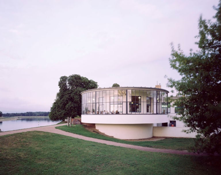 Foto Hans Engels Kornhaus Tavern, Dessau, 1929 by Carl Fieger