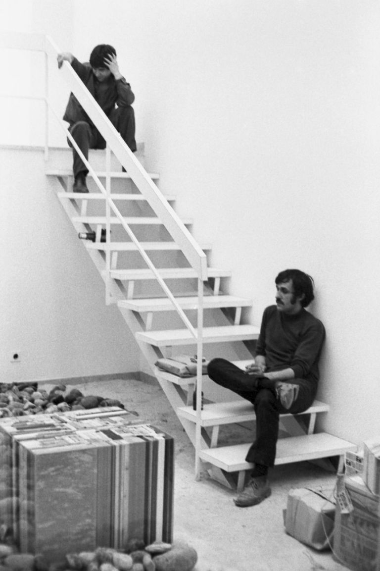 “Alighiero Boetti. Mostra personale”, de Nieubourg galleria di ricerca, Milano, 1968. Franco Toselli e Alighiero Boetti durante l’allestimento. Photo © Enrico Cattaneo, Milano