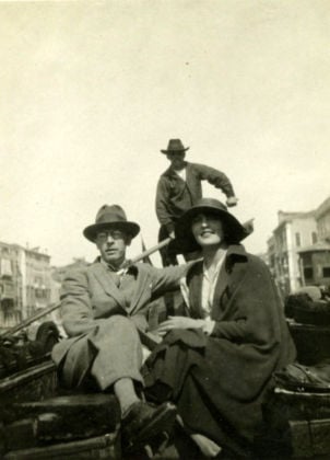 Autore ignoto, Marcello Dudovich e Nella Regini in gondola a Venezia, 1925 ca. Collezione privata Salvatore Galati