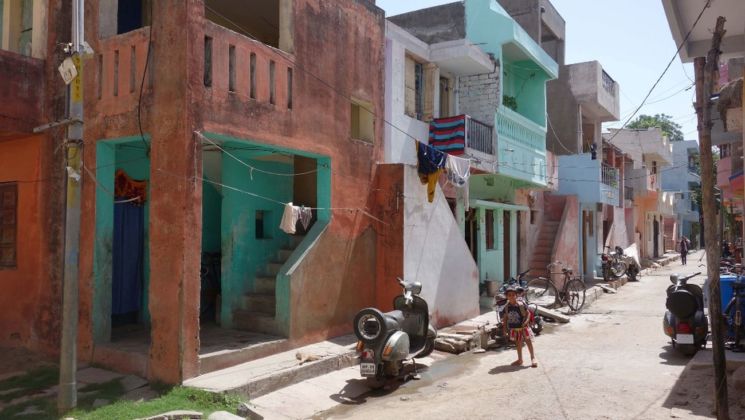 Balkrishna Vithaldas Doshi, Aranya Low Cost Housing, Indore, 1989, una strada del quartiere di edilizia sociale. Courtesy of Vastushilpa Foundation, Ahmedabad