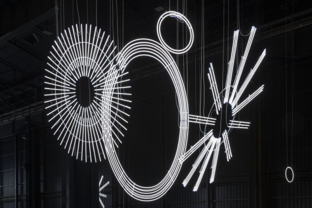 Cerith Wyn Evans, Radiant Fold (…the Illuminating Gas), 2017-18. Installation view at Pirelli HangarBicocca, Milano 2019. Courtesy of the artist, Amgueddfa Cymru – National Museum Wales & Pirelli HangarBicocca. Photo Agostino Osio