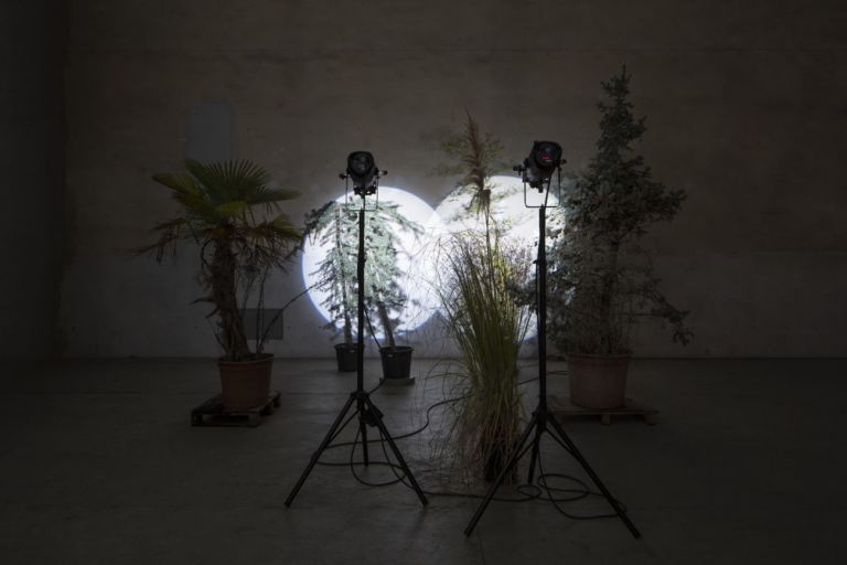 Cerith Wyn Evans, Still life (In course of arrangement...), 2019. Installation view at Pirelli HangarBicocca, Milano 2019. Courtesy of the artist, White Cube & Pirelli HangarBicocca. Photo Agostino Osio