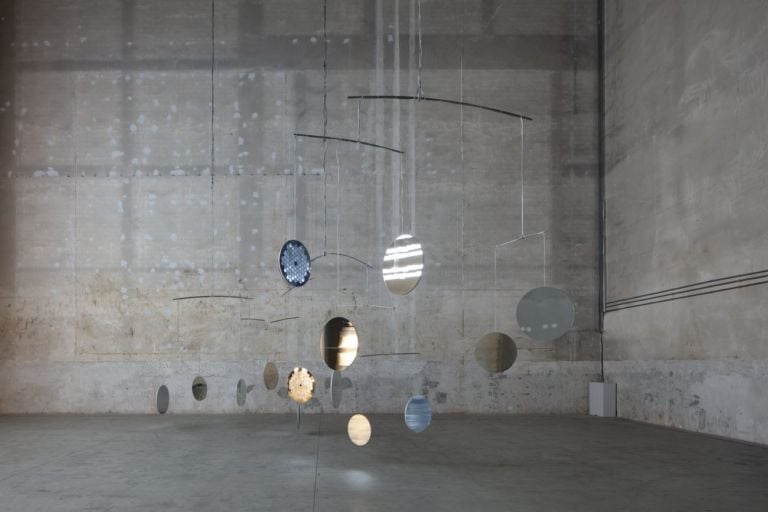 Cerith Wyn Evans, C=O=N=S=T=E=L=L=A=T=I=O=N (I call your image to mind), 2010. Installation view at Pirelli HangarBicocca, Milano 2019. Courtesy of the artist, Maja Hoffmann-Luma Foundation & Pirelli HangarBicocca. Photo Agostino Osio