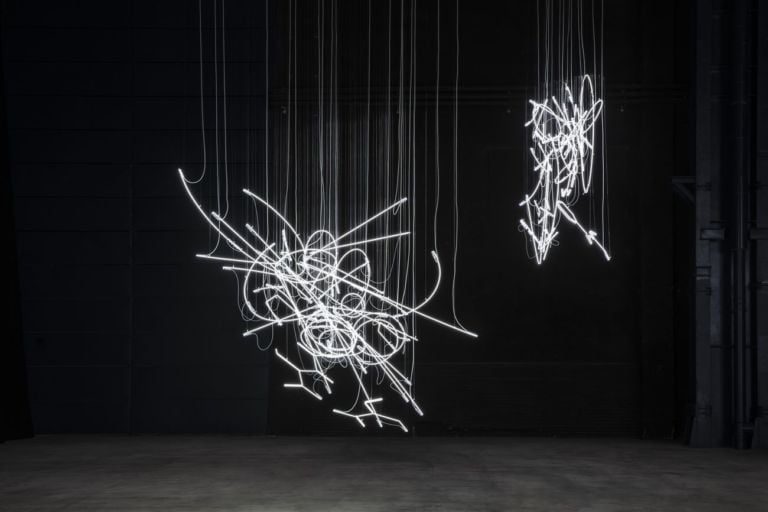 Cerith Wyn Evans, Neon Forms (After Noh), 2015-19. Installation view at Pirelli HangarBicocca, Milano 2019. Courtesy of the artist, White Cube, Marian Goodman Gallery & Pirelli HangarBicocca. Photo Agostino Osio