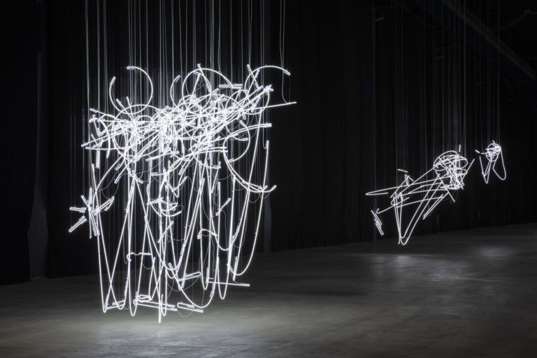 Cerith Wyn Evans, Neon Forms (After Noh), 2015-19. Installation view at Pirelli HangarBicocca, Milano 2019. Courtesy of the artist, White Cube, Marian Goodman Gallery & Pirelli HangarBicocca. Photo Agostino Osio