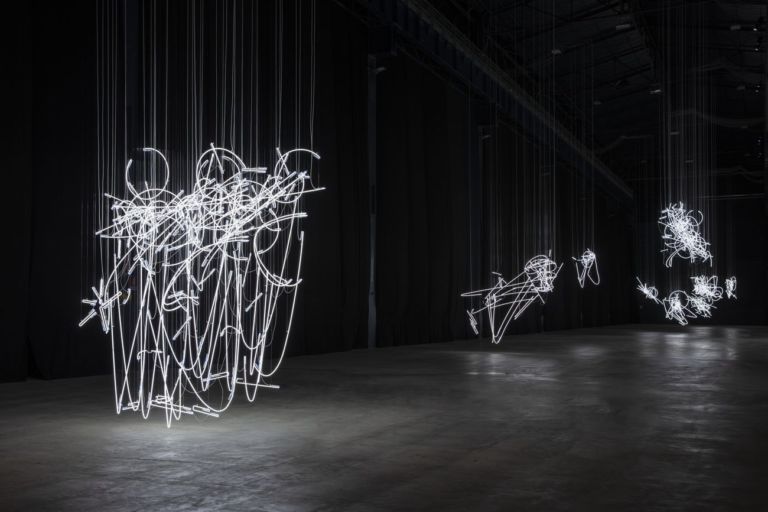 Cerith Wyn Evans, Neon Forms (After Noh), 2015-19. Installation view at Pirelli HangarBicocca, Milano 2019. Courtesy of the artist, White Cube, Marian Goodman Gallery & Pirelli HangarBicocca. Photo Agostino Osio