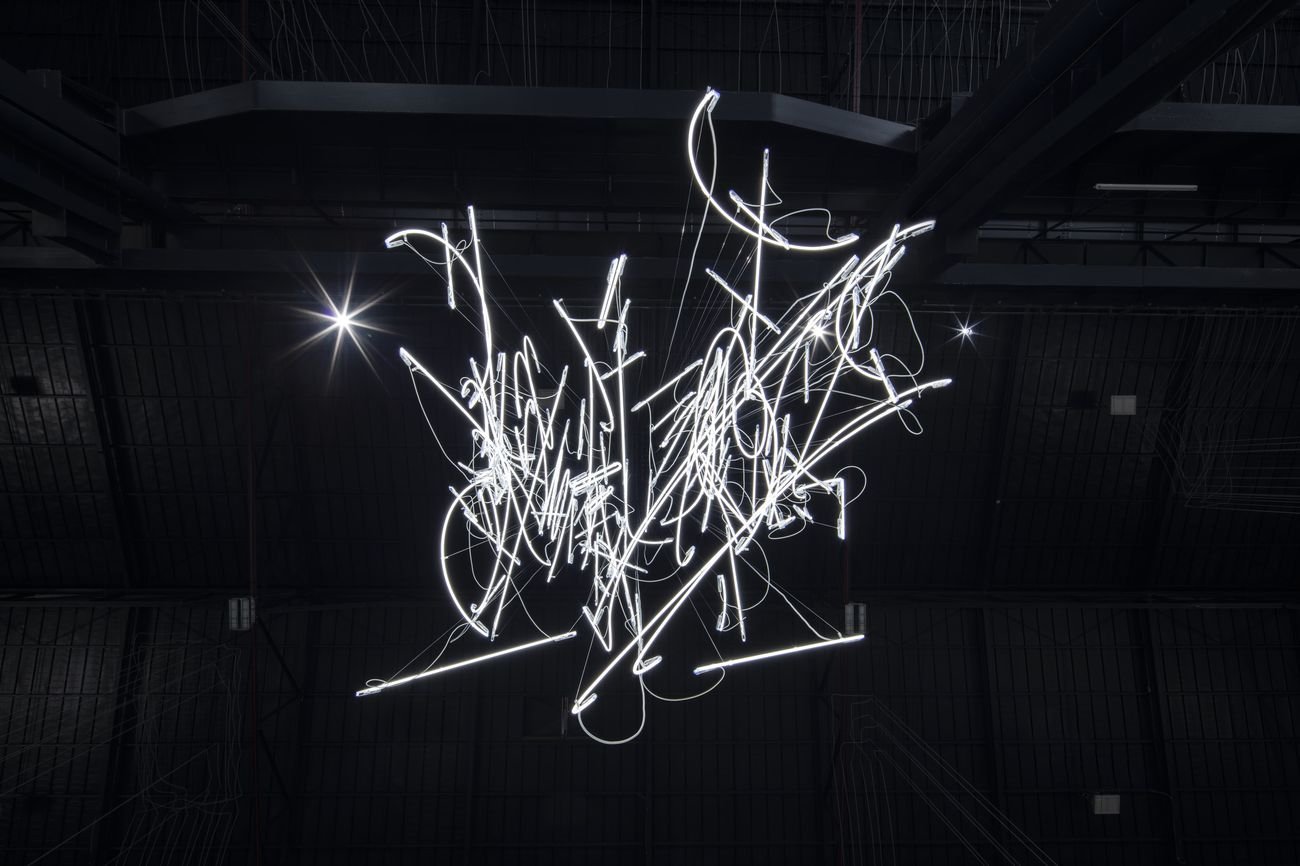 Cerith Wyn Evans, Neon Forms (After Noh XIII), 2018, particolare. Installation view at Pirelli HangarBicocca, Milano 2019. Courtesy of the artist, Marian Goodman Gallery & Pirelli HangarBicocca. Photo Agostino Osio